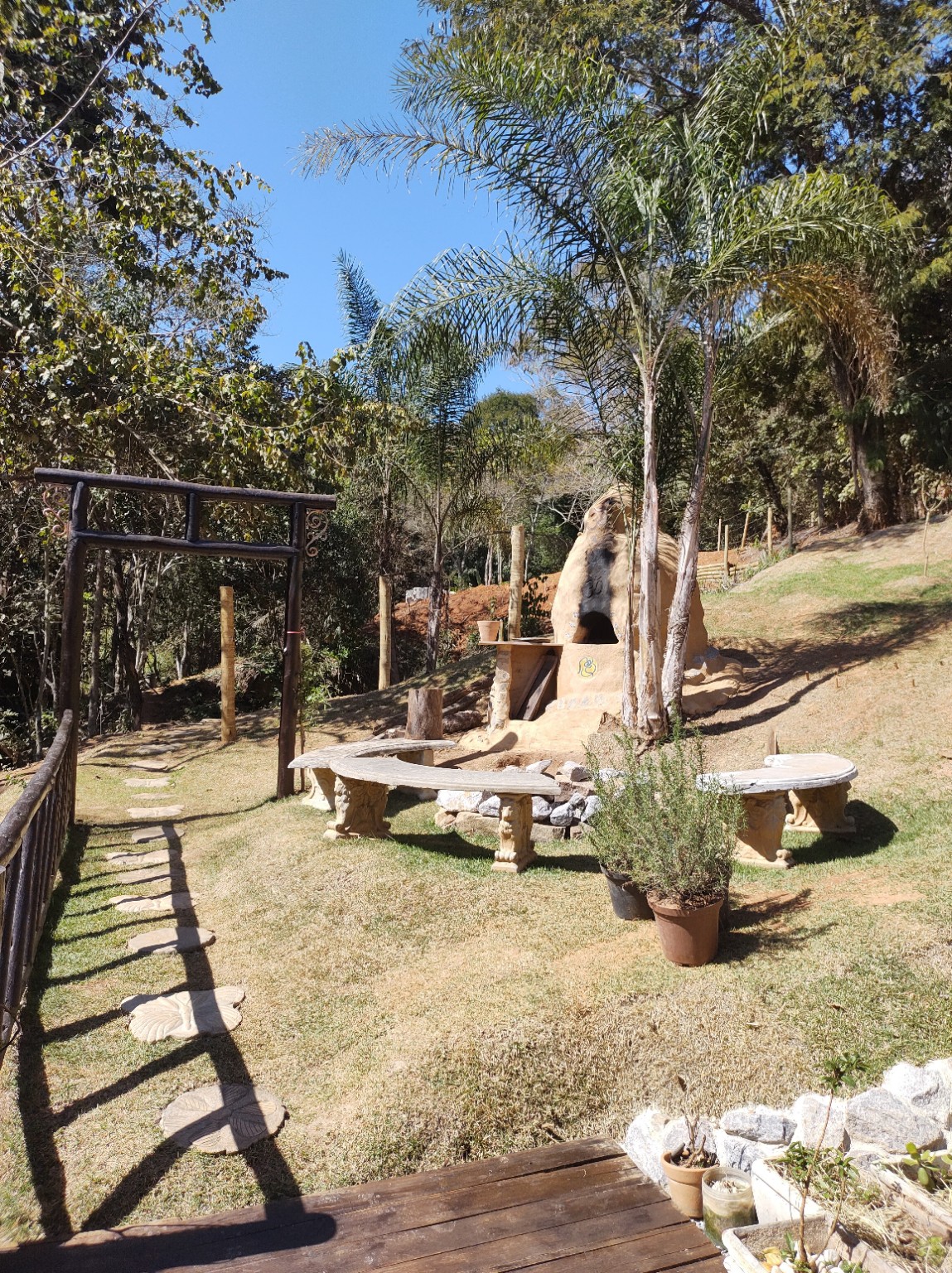 Varanda em meio à natureza